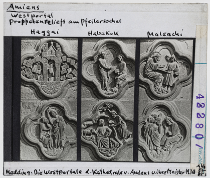 Vorschaubild Amiens: Kathedrale, Westportal, Sockel, Prophetenreliefs mit Haggai, Habakuk und Maleachi 